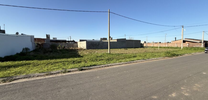 Se vende terreno en esquina y sobre pavimento en Tierra de Sueños PGSM .