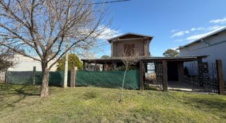 Se vende casa con piscina de dos plantas en Andino.