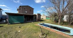 Se vende casa con piscina de dos plantas en Andino.