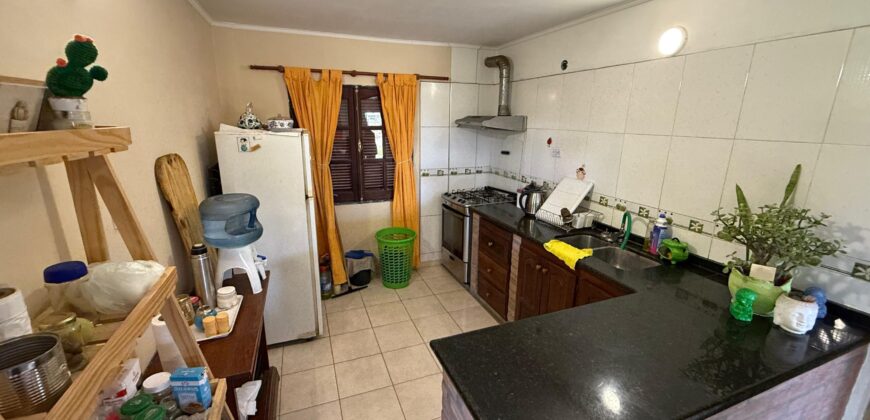 Se vende casa con piscina de dos plantas en Andino.