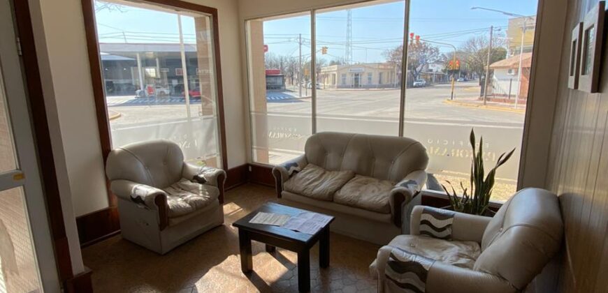 Se vende amplio departamento en pleno centro de Totoras.