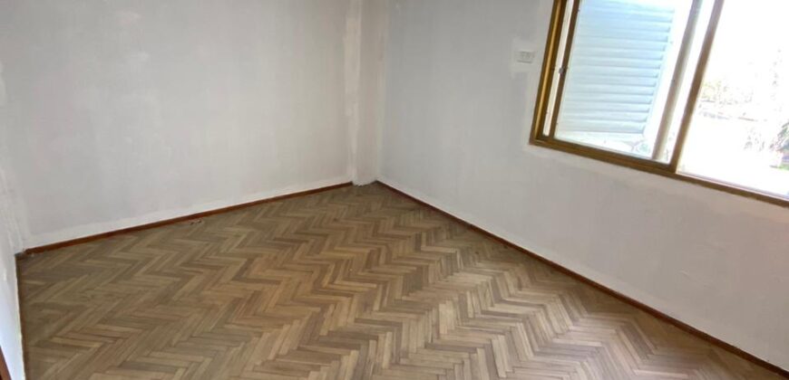 Se vende amplio departamento en pleno centro de Totoras.