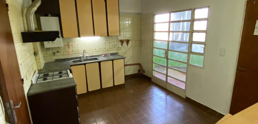 Se vende amplio departamento en pleno centro de Totoras.