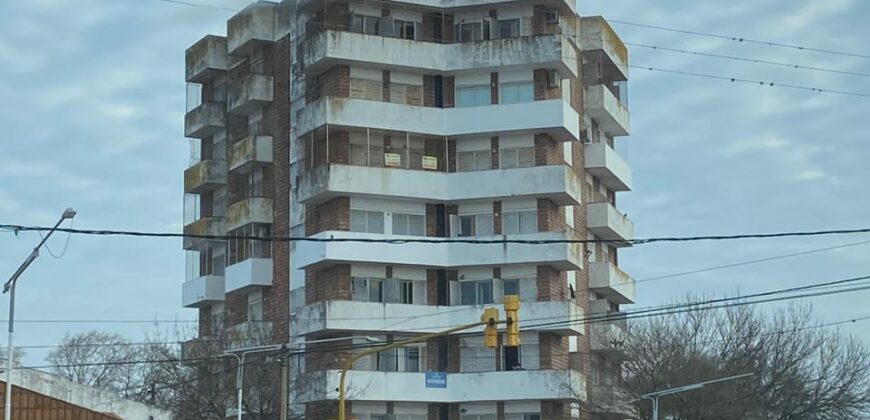 Se vende amplio departamento en pleno centro de Totoras.