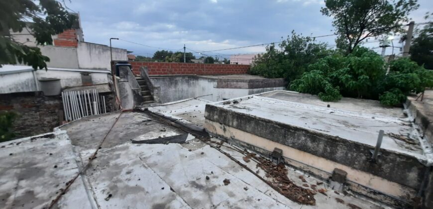 Se VENDE CASA con GALPÓN en San Lorenzo.