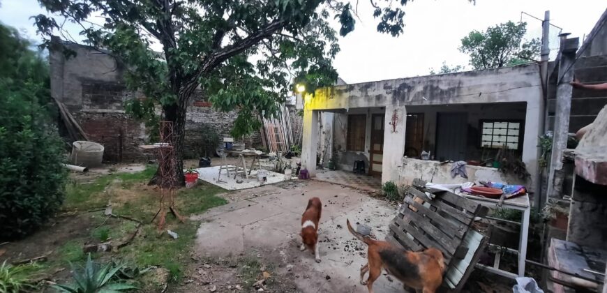 Se VENDE CASA con GALPÓN en San Lorenzo.