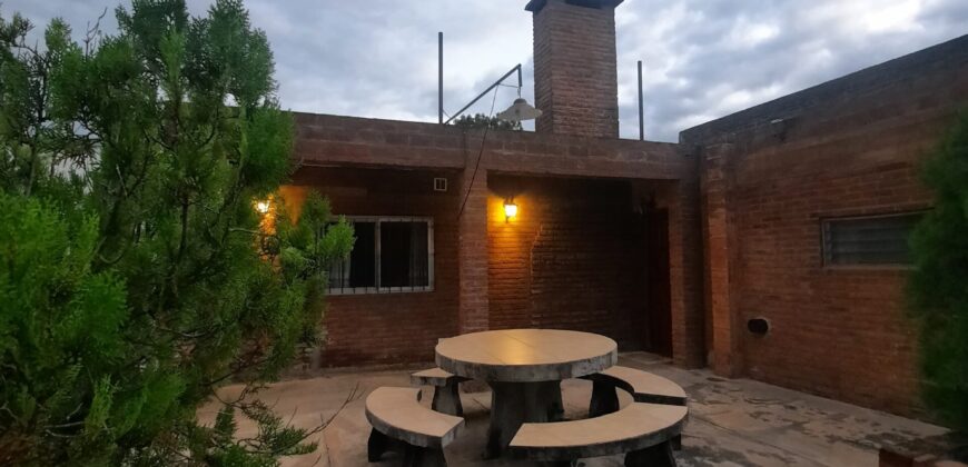 Se vende casa y/o fracción de terreno en esquina en Serodino.