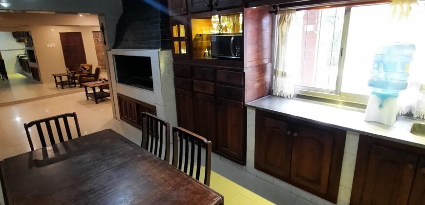 Se vende casa y/o fracción de terreno en esquina en Serodino.