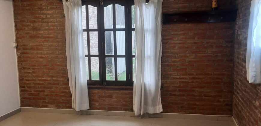 Se vende casa y/o fracción de terreno en esquina en Serodino.