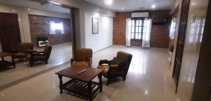 Se vende casa y/o fracción de terreno en esquina en Serodino.