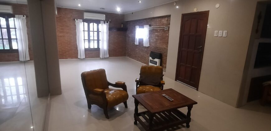 Se vende casa y/o fracción de terreno en esquina en Serodino.