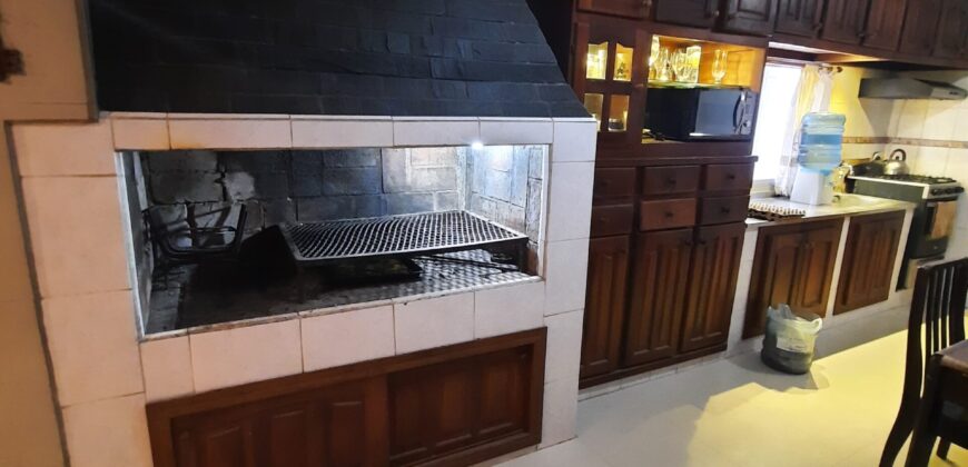 Se vende casa y/o fracción de terreno en esquina en Serodino.