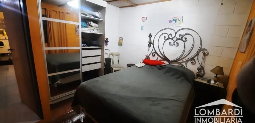 Se vende Casa en esquina a metros del Río en Andino.