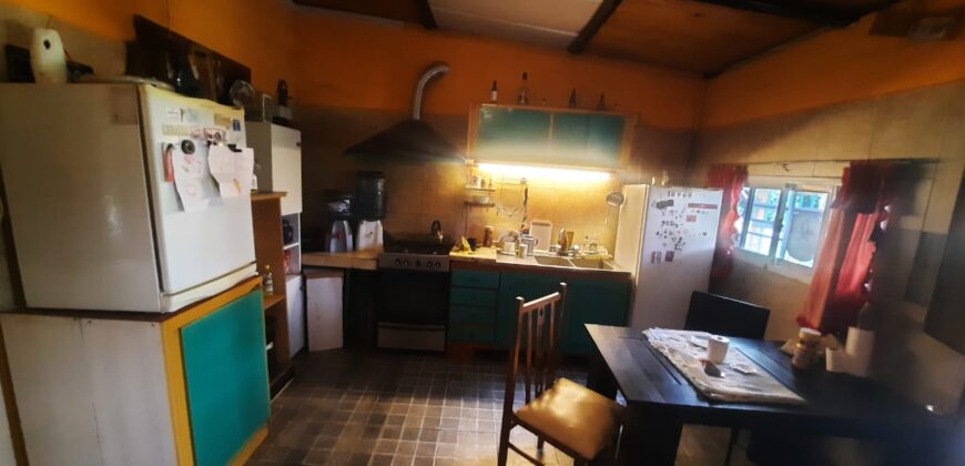 Se vende Casa en esquina a metros del Río en Andino.