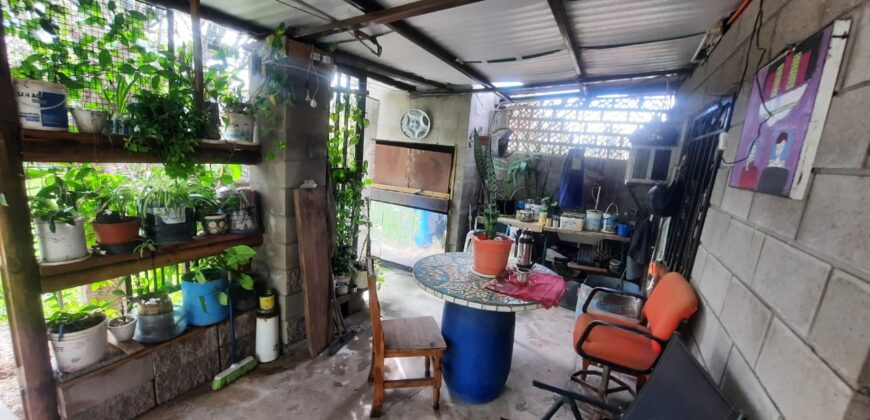 Se vende Casa en esquina a metros del Río en Andino.