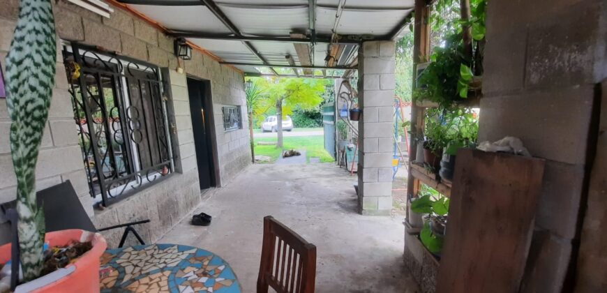 Se vende Casa en esquina a metros del Río en Andino.