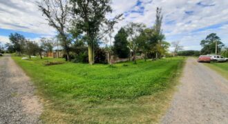 Se vende Casa en esquina a metros del Río en Andino.