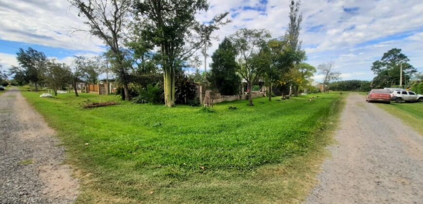 Se vende Casa en esquina a metros del Río en Andino.