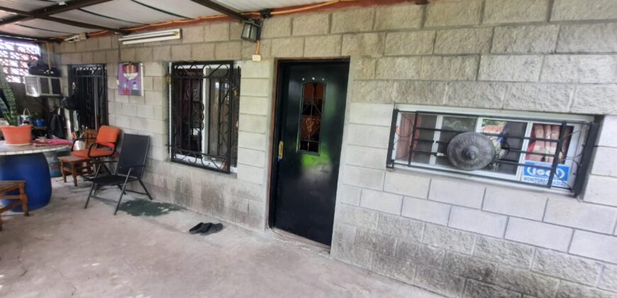 Se vende Casa en esquina a metros del Río en Andino.