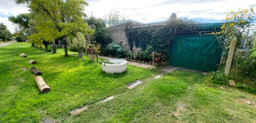 Se vende Casa en esquina a metros del Río en Andino.