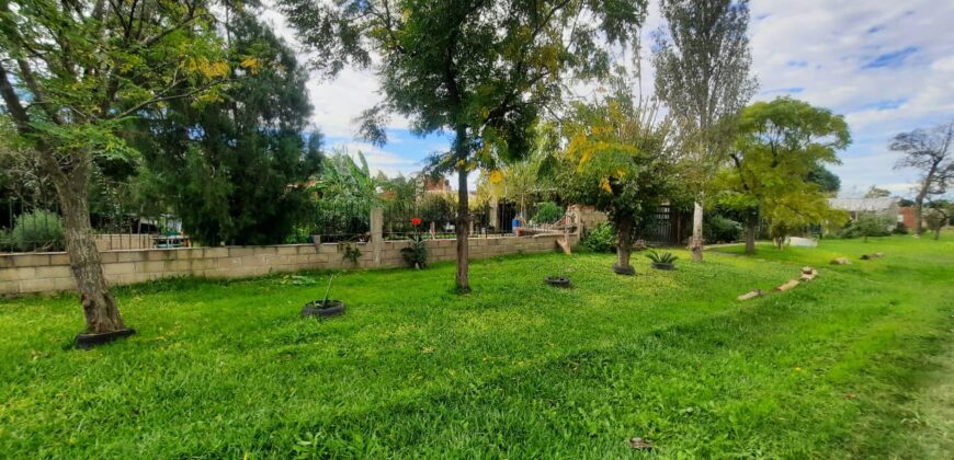 Se vende Casa en esquina a metros del Río en Andino.