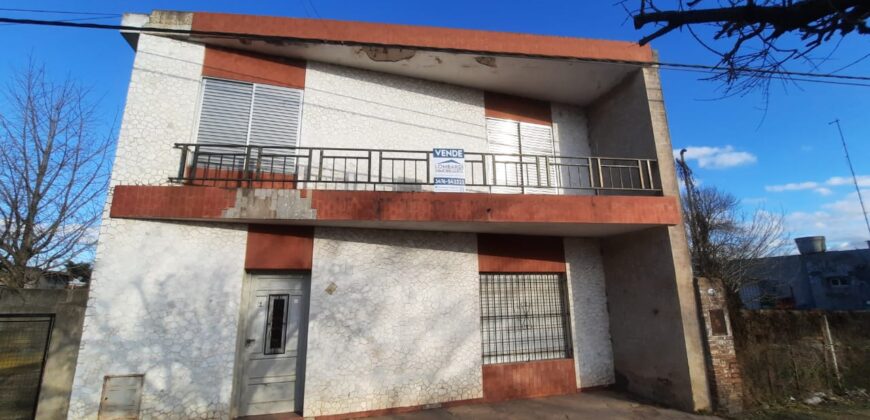  Se vende casa de dos plantas con galpón en Serodino.