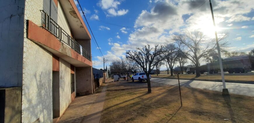  Se vende casa de dos plantas con galpón en Serodino.