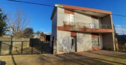  Se vende casa de dos plantas con galpón en Serodino.