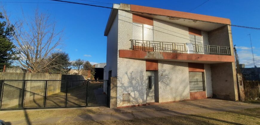  Se vende casa de dos plantas con galpón en Serodino.