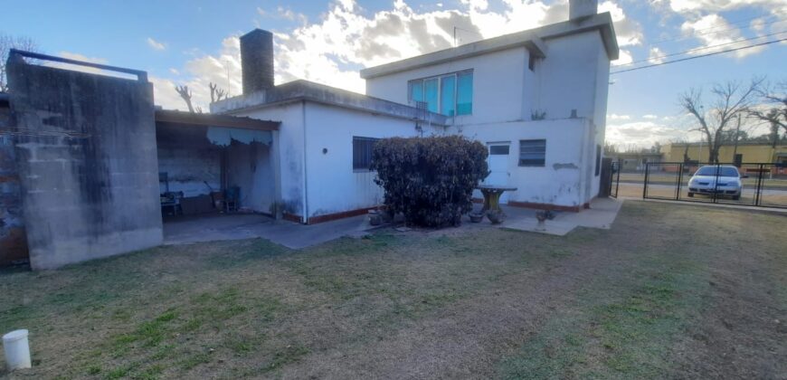  Se vende casa de dos plantas con galpón en Serodino.