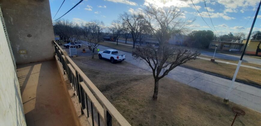  Se vende casa de dos plantas con galpón en Serodino.