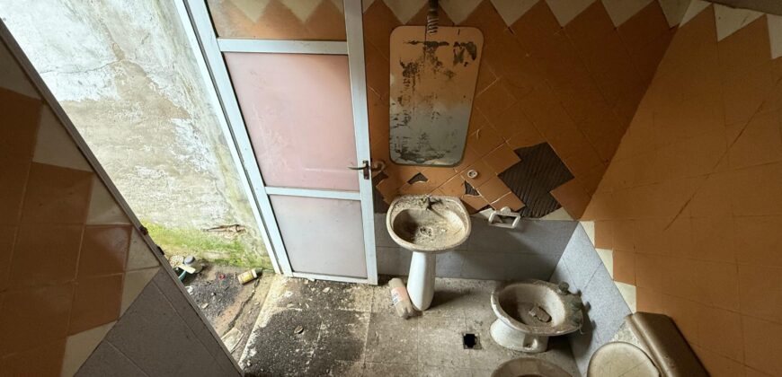 Se vende Galpón con baño y oficina en San Lorenzo.