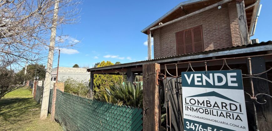  Se vende casa con piscina de dos plantas en Andino.