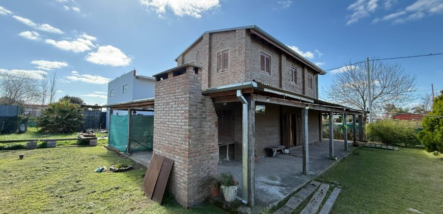  Se vende casa con piscina de dos plantas en Andino.