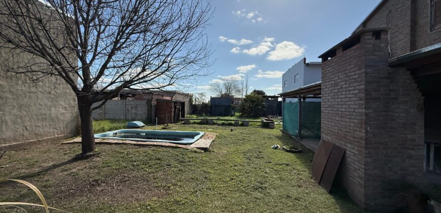  Se vende casa con piscina de dos plantas en Andino.
