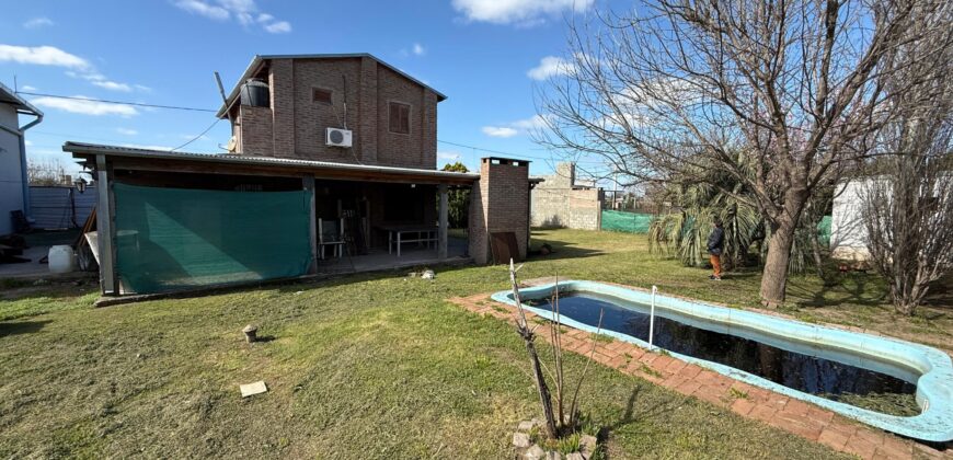  Se vende casa con piscina de dos plantas en Andino.