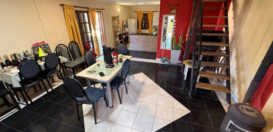  Se vende casa con piscina de dos plantas en Andino.