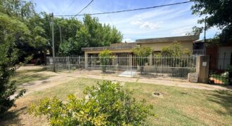 Se vende casa en esquina con quincho/salón de fiestas en Serodino.