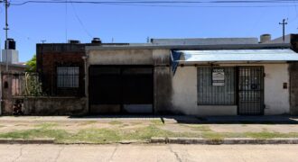 Se vende casa con local comercial en Serodino.